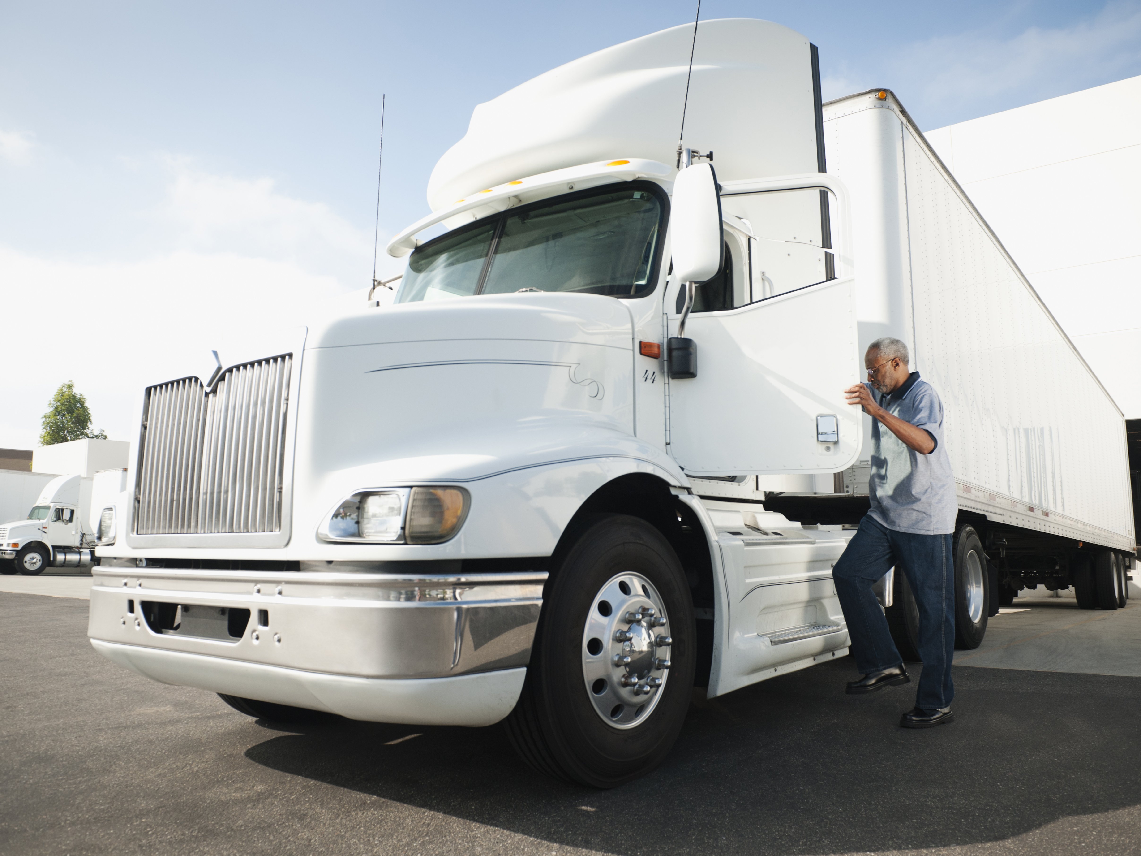 Trucking Workforce: The Pros & Cons of 1099 Contractors vs. Employees